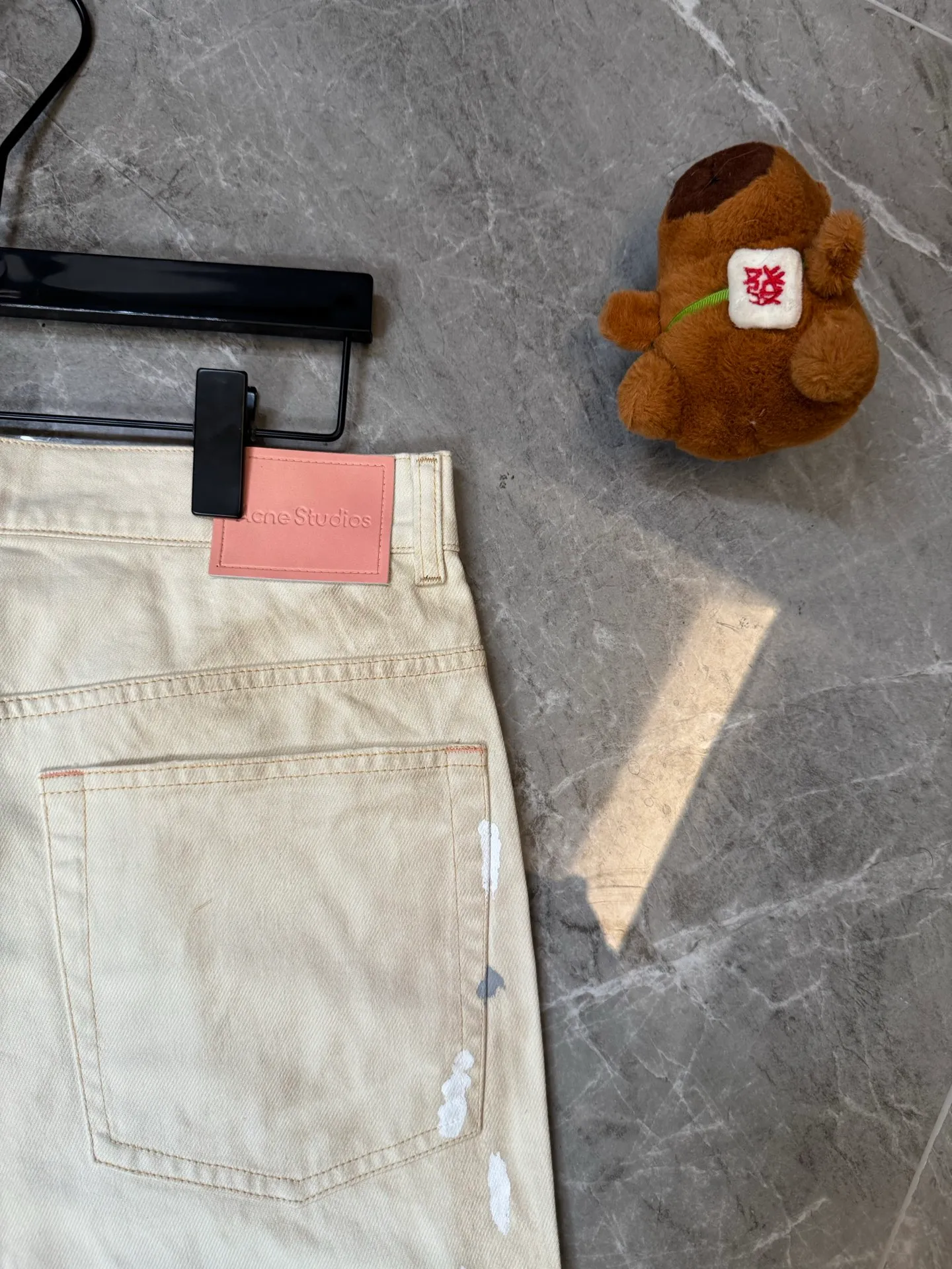 [Premium Replica] ACNE STUDIOS 26Ss Splash Ink Retro Washed Jeans (Light Khaki) These jeans use a unique splash ink process, distressed wash + hole design + hand-painted, full of Retro feeling! Straight version, the leather tag on the back waist is very recognizable, the upper body effect is excellent, Premium Quality, accurate version, Same Style for men and women. Size：s/m/l/xl